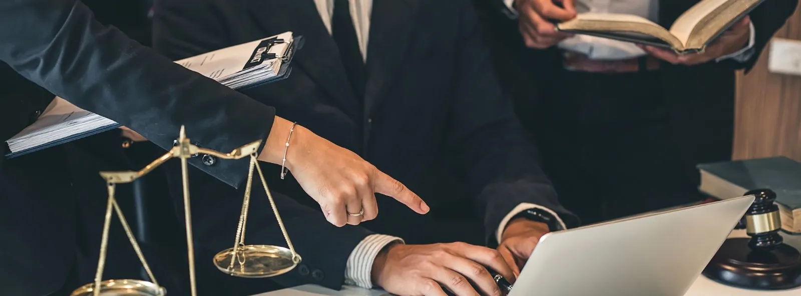 Combien Coûte un Avocat ? Tarifs et Solutions Économiques 2025