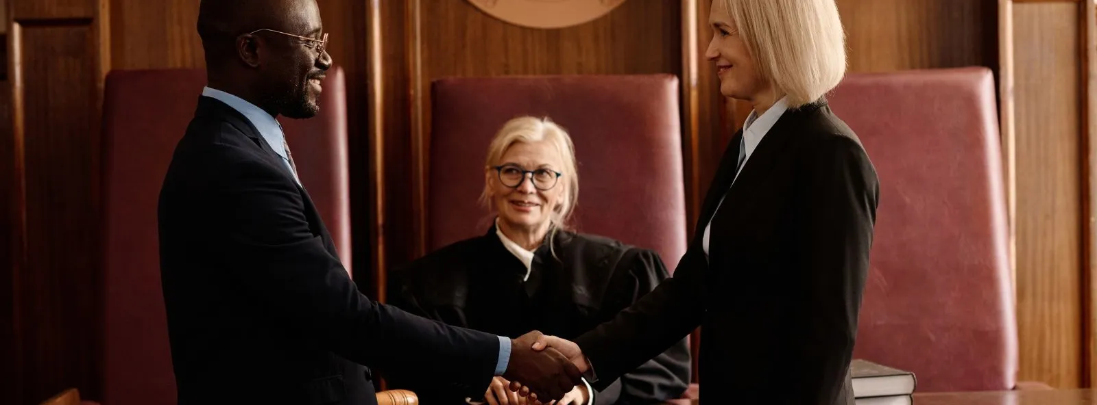 Contacter l’Avocat Adverse : Règles et Précautions 2025