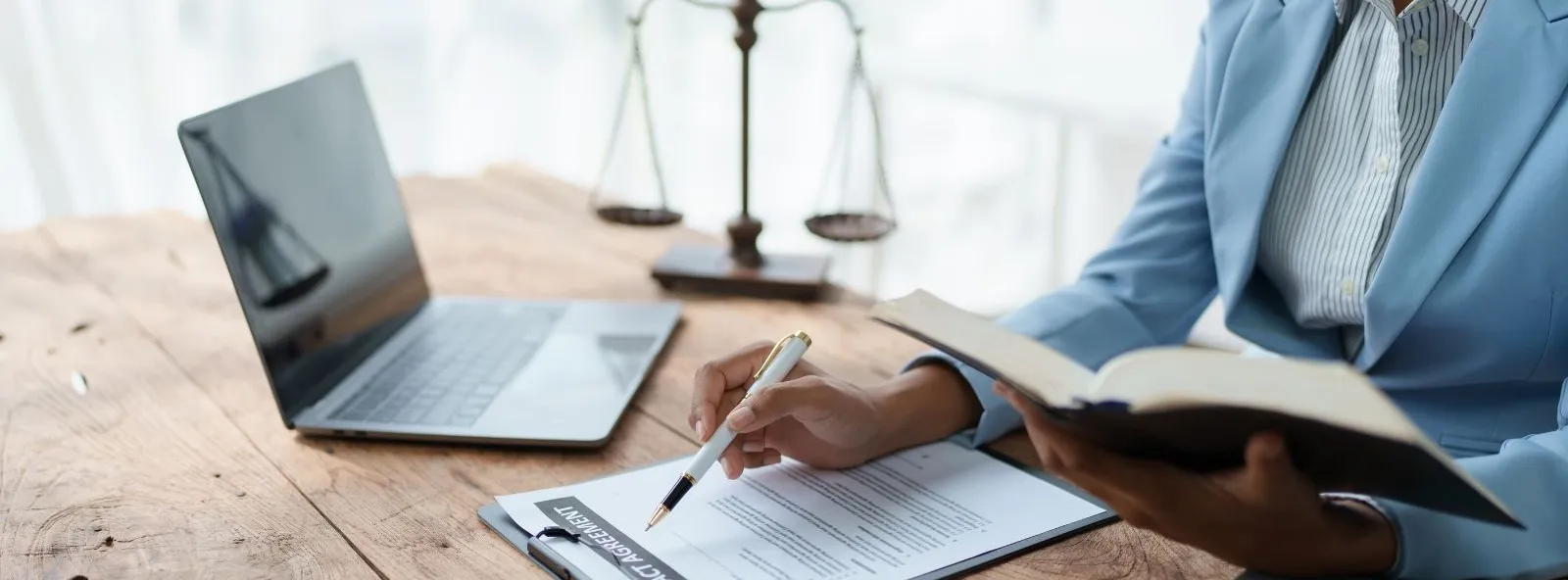 Qui Paie les Frais d’Avocat en Cas de Victoire ? Guide 2025