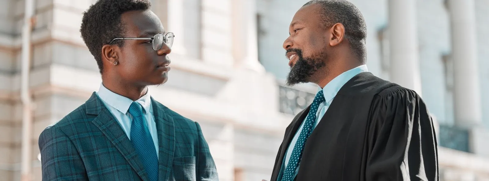 Pourquoi Devenir Avocat en 2025 : Motivations & Défis