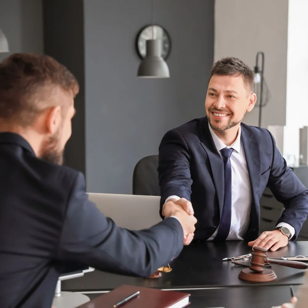 Un avocat serrant la main d'un justiciable